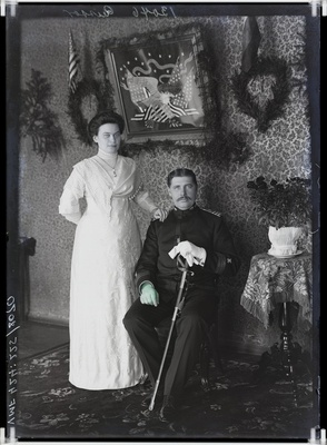 fotonegatiiv, Henry Carl Reissar (mõõk)ja abikaasa, täisportree, 1912 foto J.Riet  similar photo