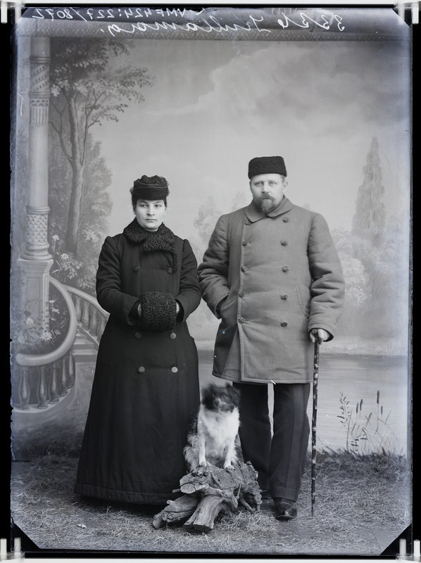 fotonegatiiv, Kullamaa, mees, naine, talveriietus, muhv, koer, täisportree 1904 foto J. Riet