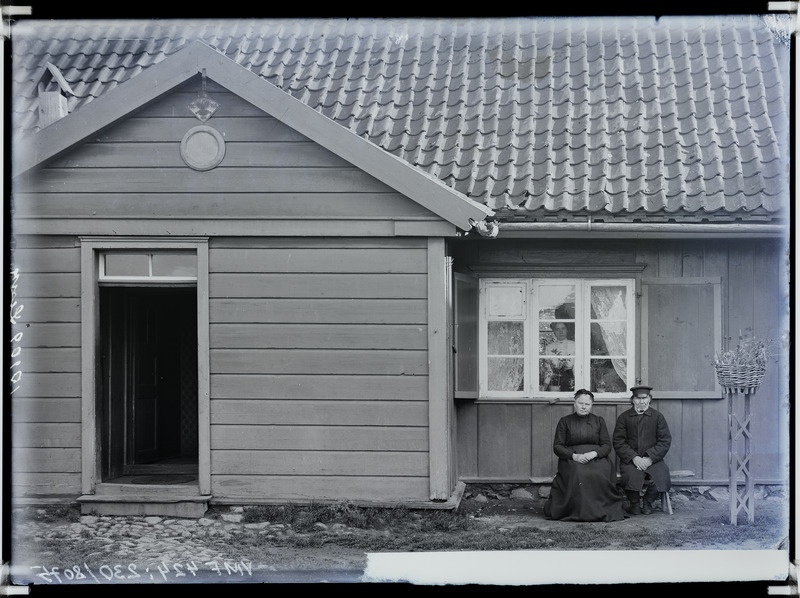 fotonegatiiv, Lenk, mees, naine maja ees pingil, 1909 foto J. Riet