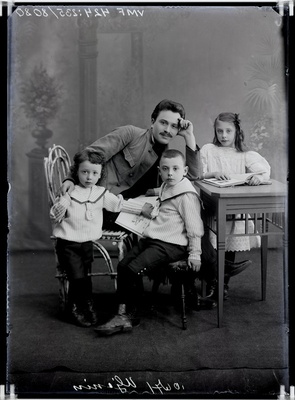 fotonegatiiv, Uljanin, mees, lapsed (3), 1910 foto J.Riet  duplicate photo