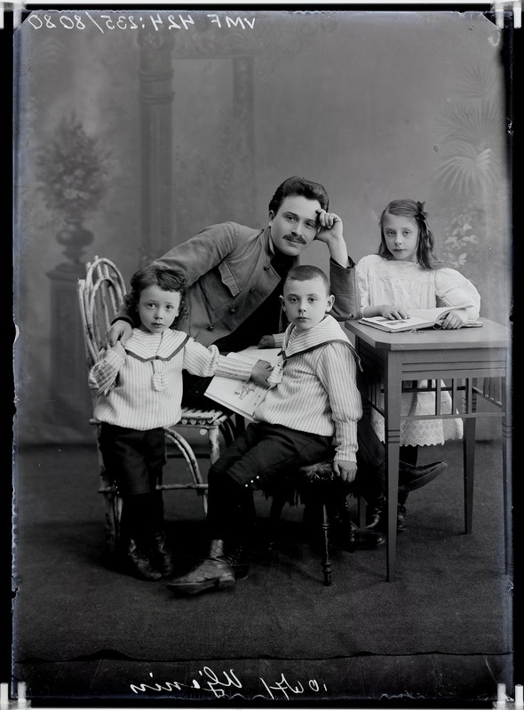 fotonegatiiv, Uljanin, mees, lapsed (3), 1910 foto J.Riet