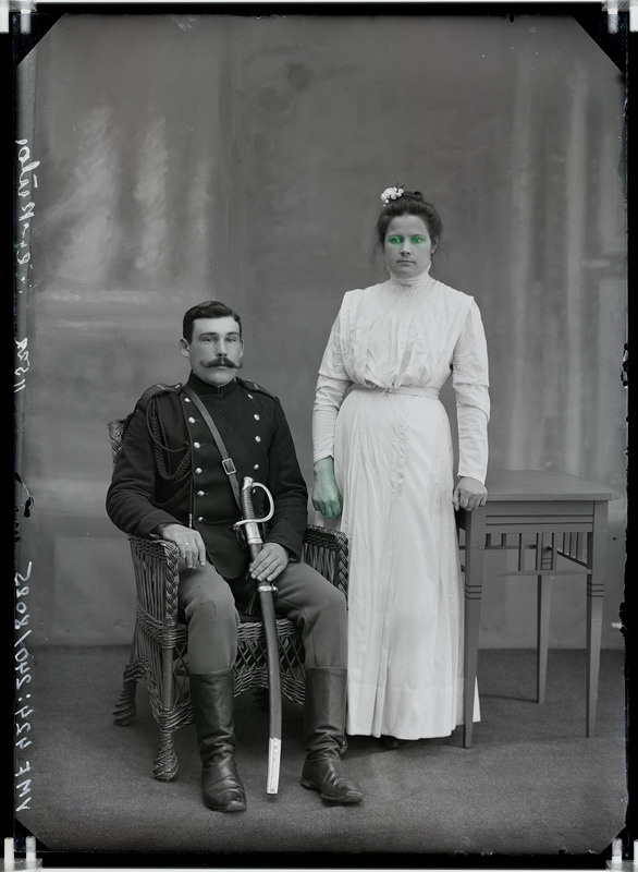 fotonegatiiv, Kesküla, mees vormis, mõõk, naine, täisportree, 1910 foto J. Riet