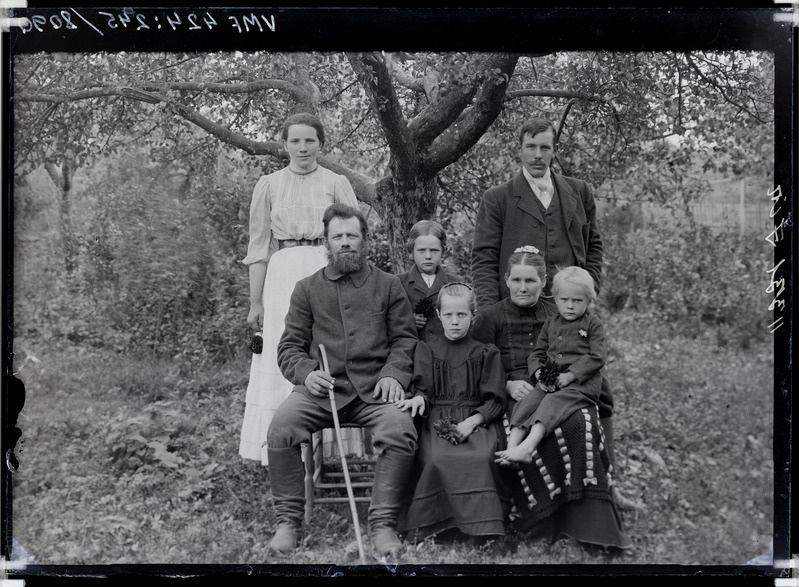 fotonegatiiv, Iir, pere õues, lapsed (5), täisportree, 1910 foto J. Riet
