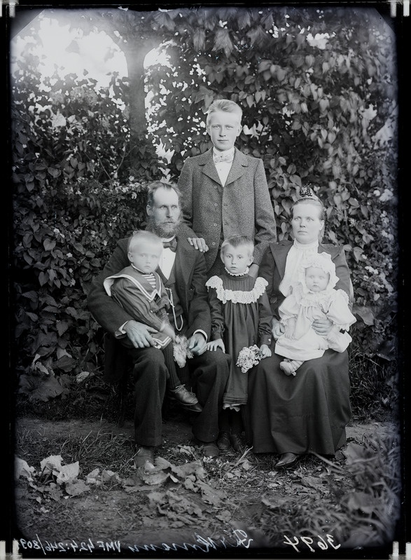 fotonegatiiv, Ferkmann, pere looduses, lapsed (4), täisportree, 1904 foto J .Riet