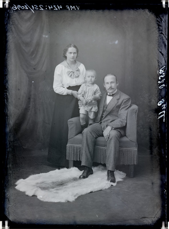 fotonegatiiv, Pull, pere, laps, täisportree, 1915 foto J. Riet