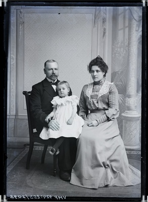 fotonegatiiv, pere, Georg, Anna Luise, Ksenia Kõrtsmik (laps), täisportree, 1903 foto J. Riet  similar photo