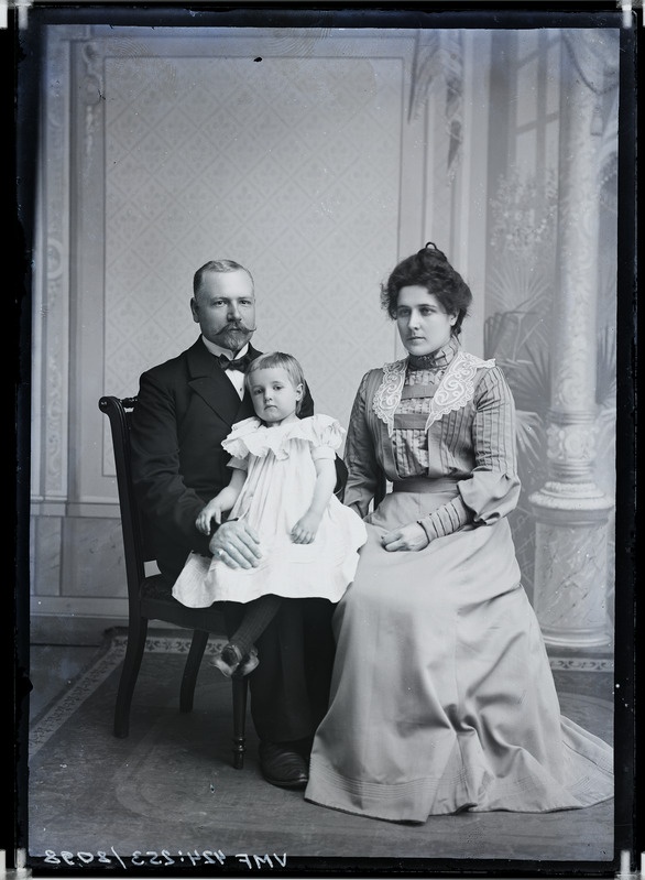 fotonegatiiv, pere, Georg, Anna Luise, Ksenia Kõrtsmik (laps), täisportree, 1903 foto J. Riet