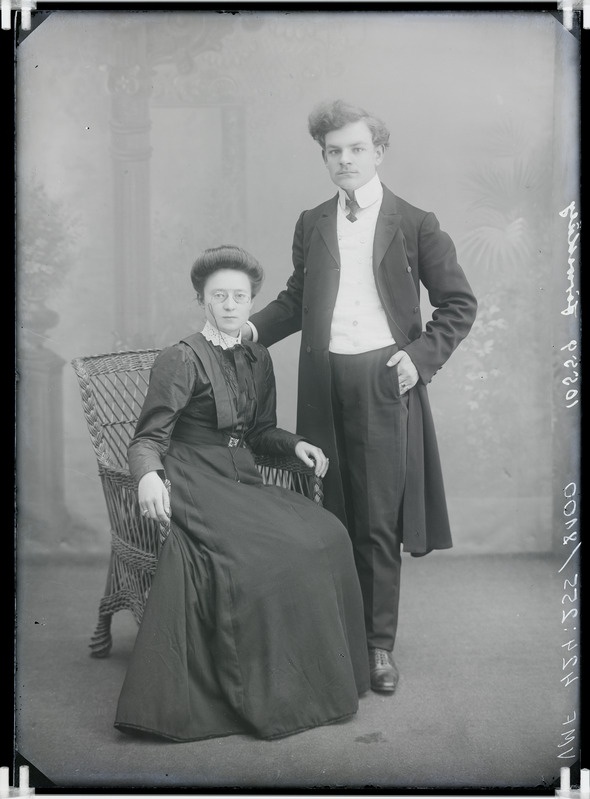 fotonegatiiv, Järvekülg, mees, naine, korvtool, täisportree, 1910 foto J. Riet