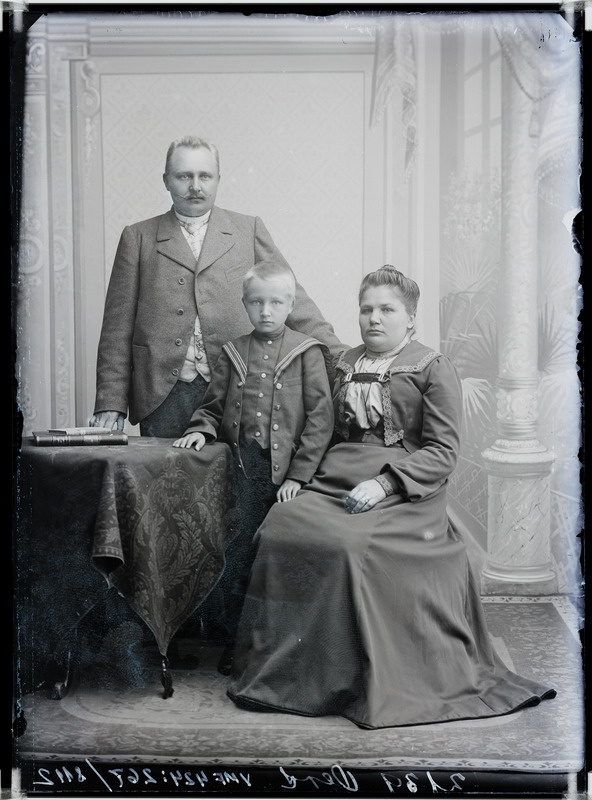 fotonegatiiv, Oert, pere, 1 laps, täisportree, 1902 foto J.Riet