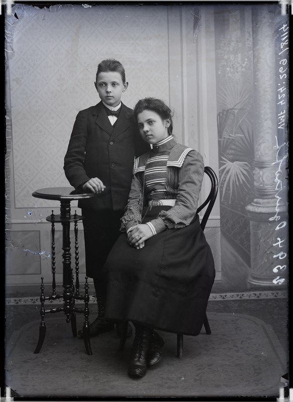 fotonegatiiv, Ogurzoff (Ogurtsov), noormees, neiu, täisportree, 1904 foto J. Riet