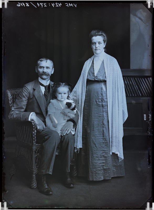 fotonegatiiv, Märtson, mees, naine, laps, 1914 foto J. Riet