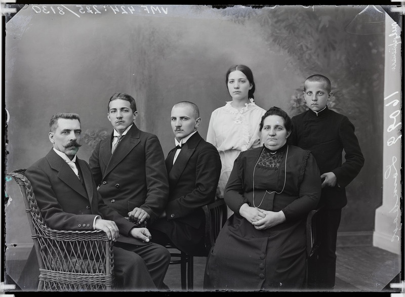 fotonegatiiv, Lombak, mees, naine, lapsed (4), vas 2. Vilhelm Lombak, 1914 foto J. Riet