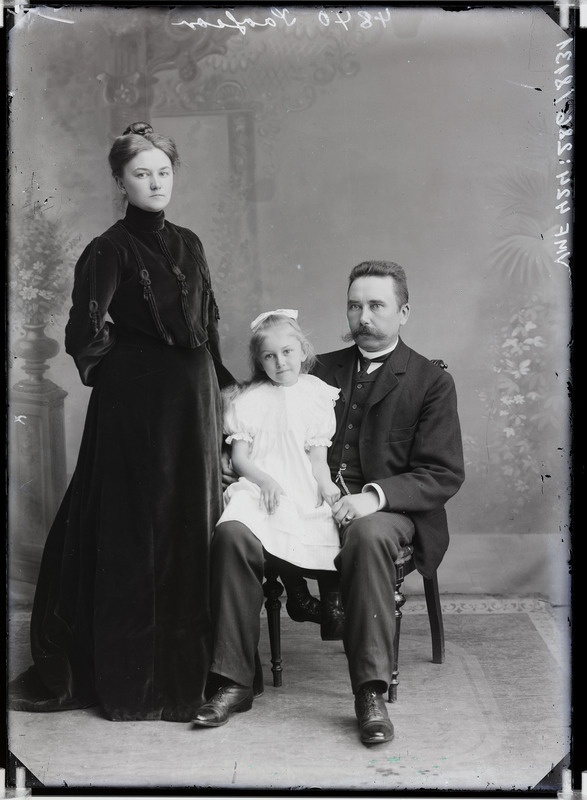 fotonegatiiv, arst Tõnis Soosaar, pere, 1 laps, 1905 foto J.Riet