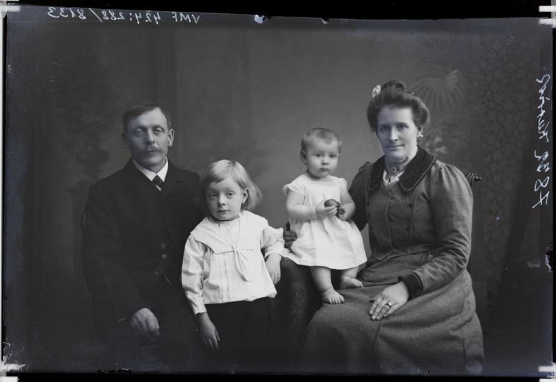 fotonegatiiv, Kurrik, mees, naine, lapsed (2), 1907 foto J. Riet