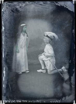 fotonegatiiv, Kõpu mõis, etendus, poiss, tüdruk 1916 foto J. Riet  similar photo