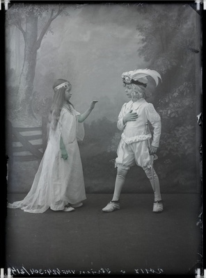 fotonegatiiv, Kõpu mõis, tüdruk, poiss kostüümis, jõulud 1916 foto J.Riet  similar photo