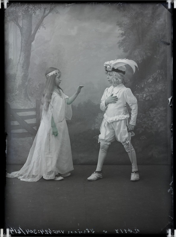 fotonegatiiv, Kõpu mõis, tüdruk, poiss kostüümis, jõulud 1916 foto J.Riet