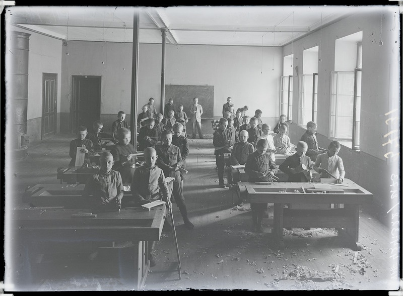 fotonegatiiv, Viljandi, puidutöö klass, õpilased 1921 foto J.Riet