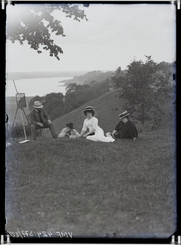 fotonegatiiv, Viljandi, I Kirsimägi, eemal järv, kunstnik Rudolf Lepik (Leppik) jt, molbert, 1911 foto J. Riet