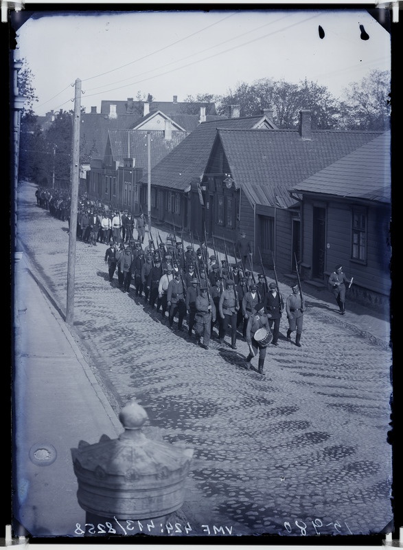 fotonegatiiv, Viljandi, Posti tn, reservsõjaväelased (koplipoisid, ratnikud), 1914, foto J.Riet