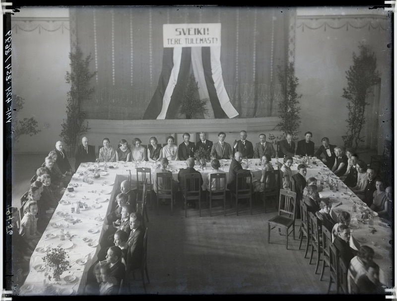 fotonegatiiv, Viljandi, Läti delegatsioon Viljandi linnavalitsus'el külas, pidulik õhtusöök, pikk peolaud, 1927 foto J.Riet