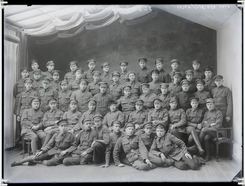 fotonegatiiv, Viljandi kooliõpilaste I rood, vormimütsid'ega, grupp, 1919 foto J.Riet