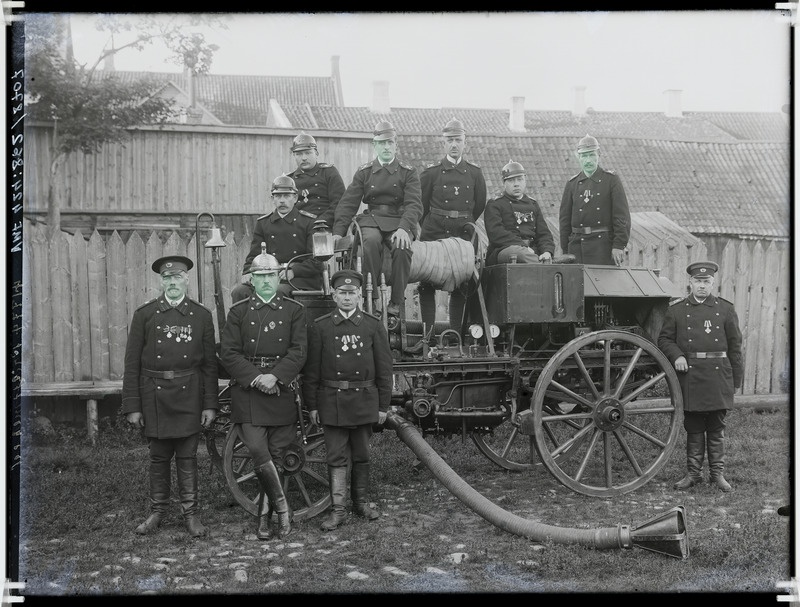 fotonegatiiv, Viljandi tuletõrje, grupp, mootorprits, 1923 foto J.Riet