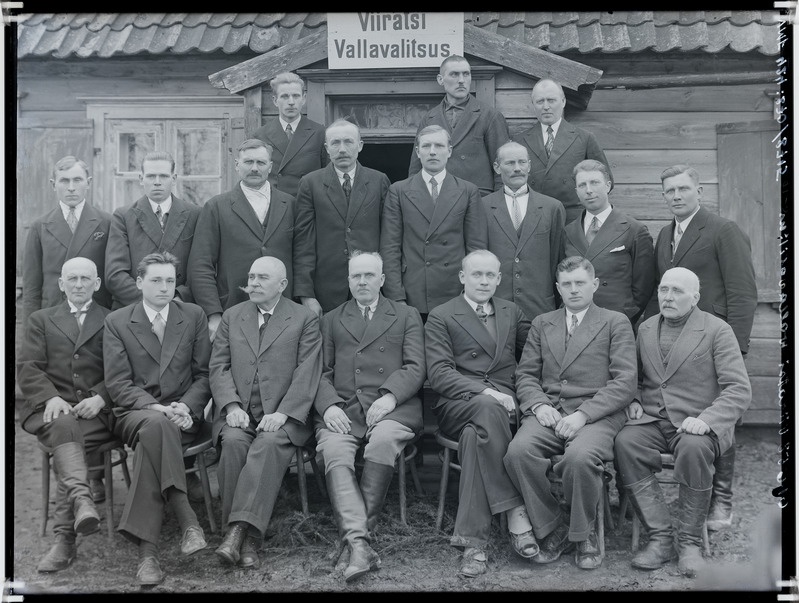 fotonegatiiv, Viiratsi vallavalitsus ja -volikogu (viimane), grupp maja ees, 1934 foto J.Riet