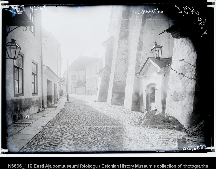 Vaade piki Koidu tänavat lõuna suunas, paremal Jaani kiriku tugipiilarid.