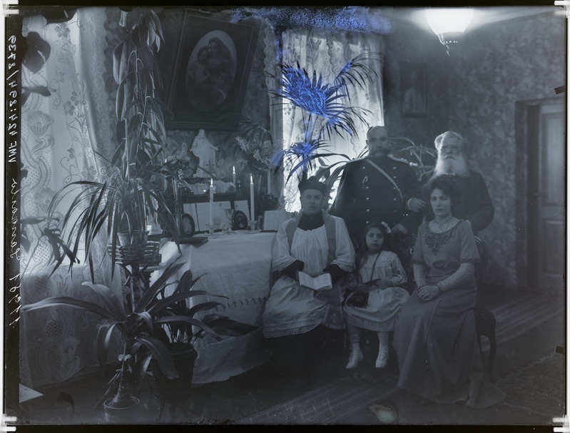 fotonegatiiv, Viljandi, kreisiülema abi Sangailo, pere jt 1911  foto J.Riet