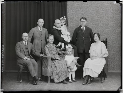 fotonegatiiv, Viljandi, perekond Leoke 1924 foto J.Riet  similar photo