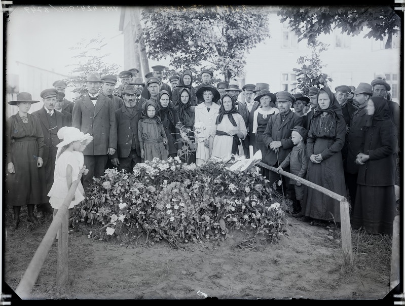 fotonegatiiv, Türi, Mats Tõnisson'i matus, hauaküngas, inimesed, 1915 foto J.Riet