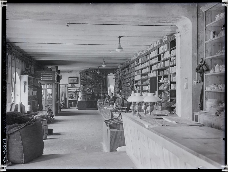 fotonegatiiv, Viljandi Tallinna tn 3, põllumeeste seltsi kauplus, sisevaade 1924 foto J.Riet