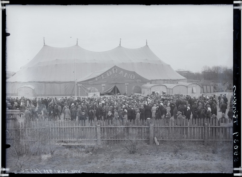 fotonegatiiv, Viljandi, Uus turg, rändtsirkus Medrano, 1930 foto J.Riet