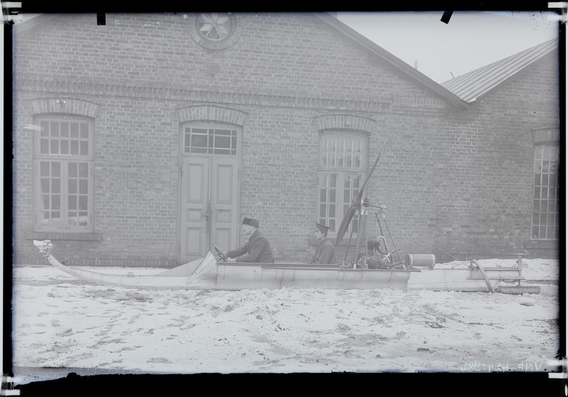 fotonegatiiv, Viljandi, Vaksali tn 17, mootorsaan, juht U.Pohrt (enda vabriku ees) 1912 foto J.Riet