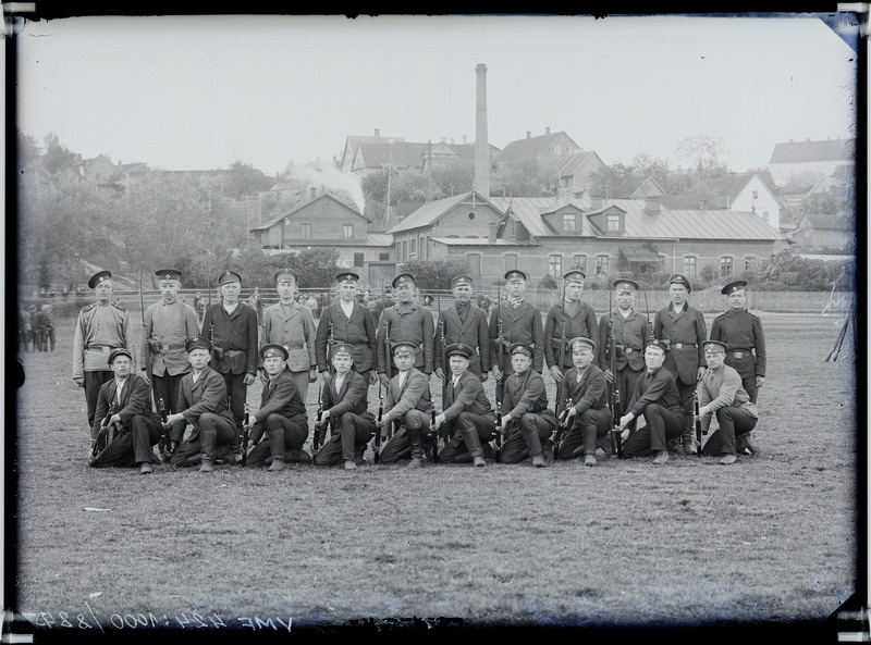 fotonegatiiv, Viljandi, reservväelased harjutusväljak'ul järv'e ääres, taga tapamaja, 1913 foto J.Riet