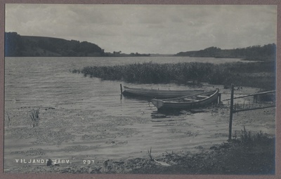 foto albumis, Viljandi, järv, kalda ääres 2 paati, u 1920, foto J. Riet  duplicate photo