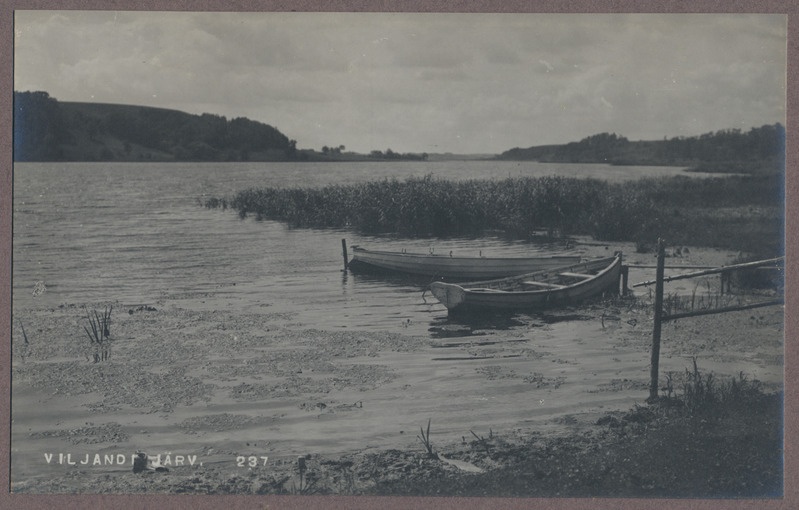 foto albumis, Viljandi, järv, kalda ääres 2 paati, u 1920, foto J. Riet
