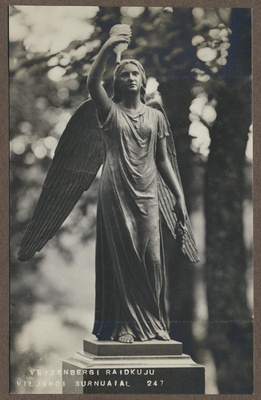 foto albumis, Viljandi, A. Weizenbergi raidkuju naine palmioksaga, Vana kalmistu, u 1915, foto J. Riet  duplicate photo