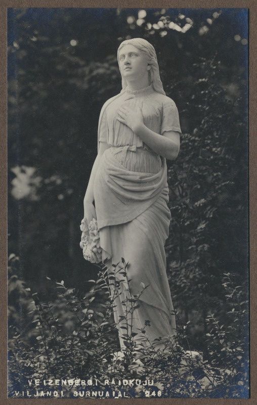 foto albumis, Viljandi, A. Weizenbergi raidkuju naine lillepärjaga, Vana kalmistu, u 1915, foto J. Riet