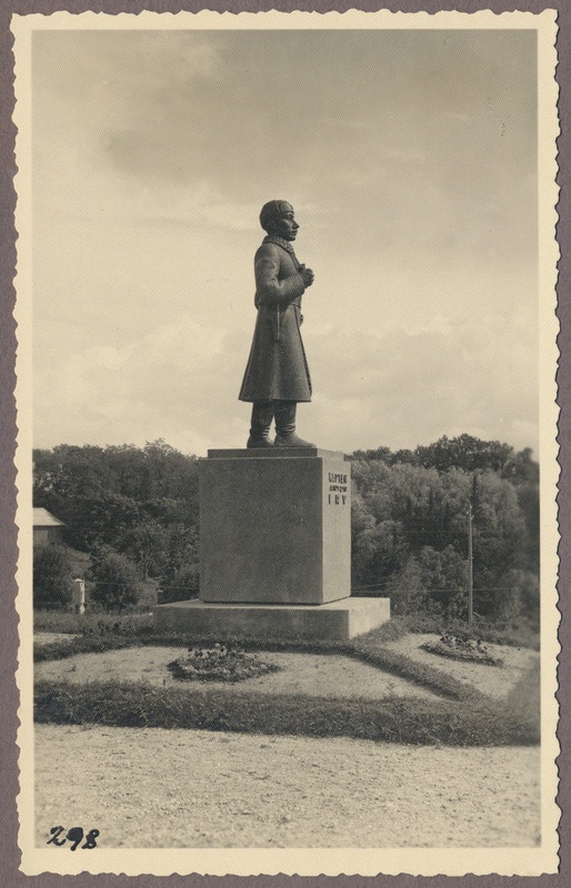 foto albumis, Viljandi, A. Irve mälestussammas, küljelt, eemalt, u 1935, foto J. Riet