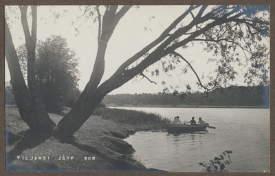 foto albumis, Viljandi, järve vastaskallas, mitmeharuline puu, järv, paat 3 neiuga, u 1920, foto J. Riet  duplicate photo