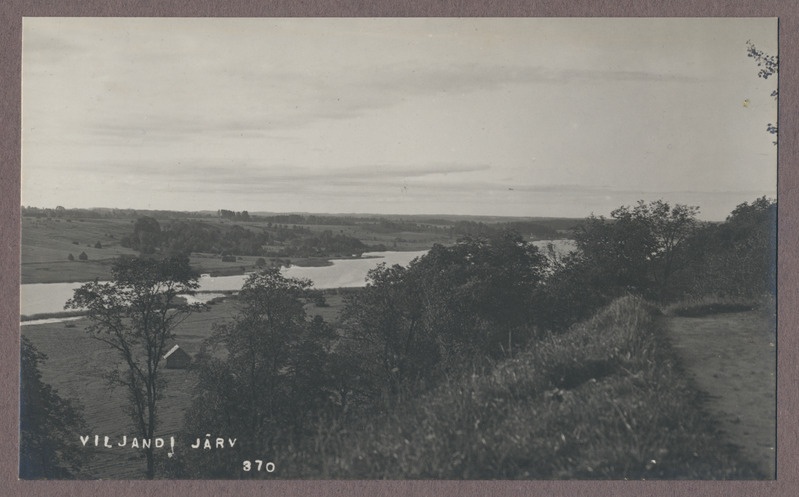 foto albumis, Viljandi, Kaevumäe nõlv, heinamaa, järv, vastaskallas, u 1925, foto J. Riet