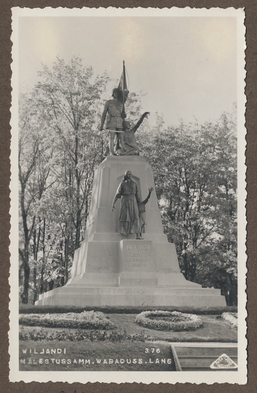 foto albumis, Viljandi, Vabadussõjas langenute mälestussammas, u 1930, foto J. Riet