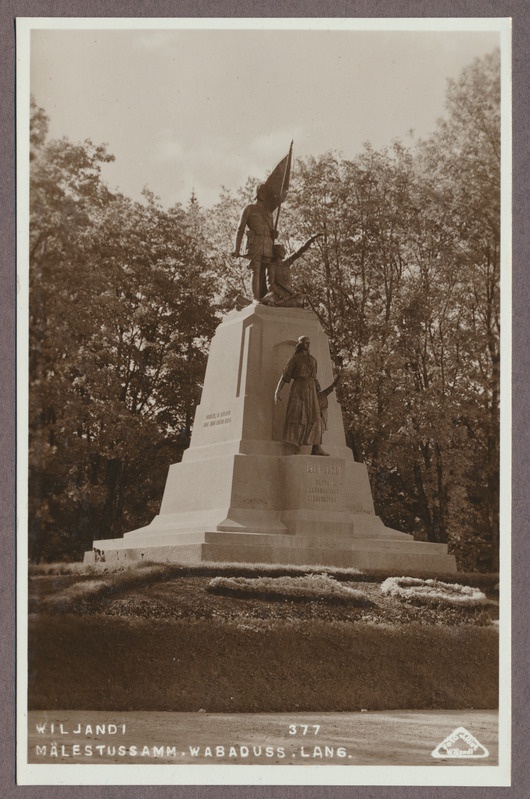 foto albumis, Viljandi, Vabadussõjas langenute mälestussammas, u 1930, foto J. Riet