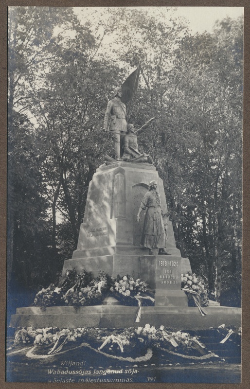 foto albumis, Viljandi, Vabadussõja mälestussammas, pärjad, 1926, foto J.Riet