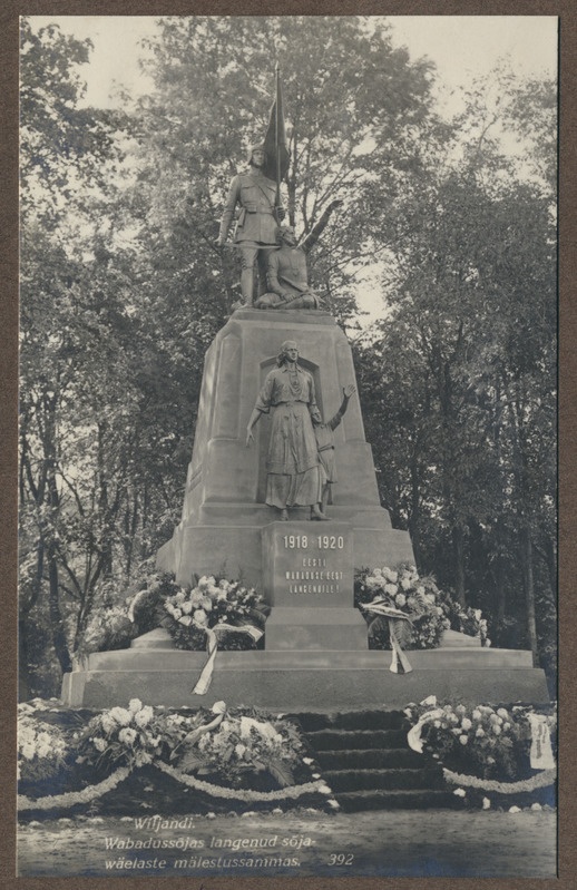 foto albumis, Viljandi, Vabadussõja mälestussammas, pärjad, 1926, foto J. Riet