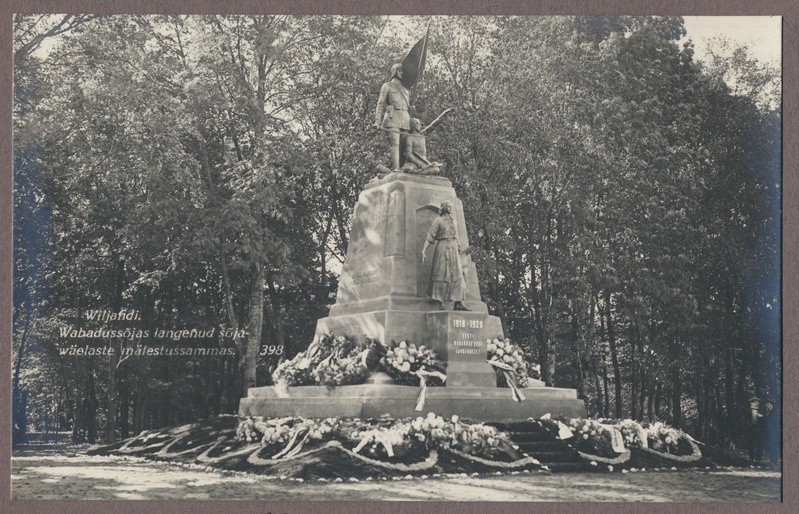 foto albumis, Viljandi, Vabadussõja mälestussammas, pärjad, 1926, foto J. Riet