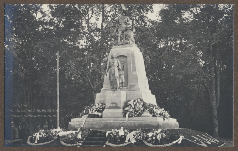 foto albumis, Viljandi, Vabadussõja mälestussammas, pärjad, 1926, foto J. Riet