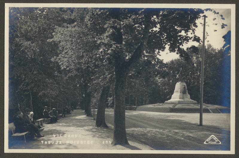 foto albumis, Viljandi, Tasuja pst, pinkidel inimesed, paremal mälestussammas, u 1930, foto J. Riet